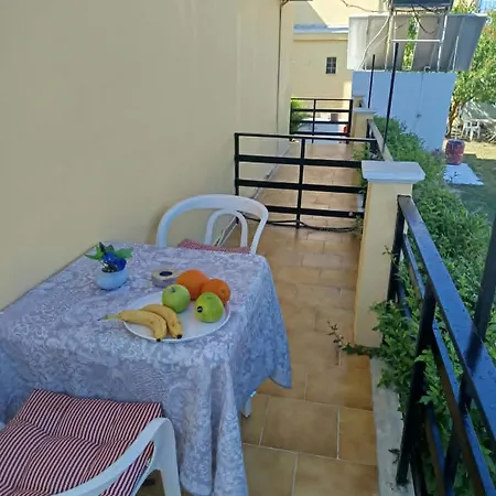 מלון דירות Dimosthenis 3*